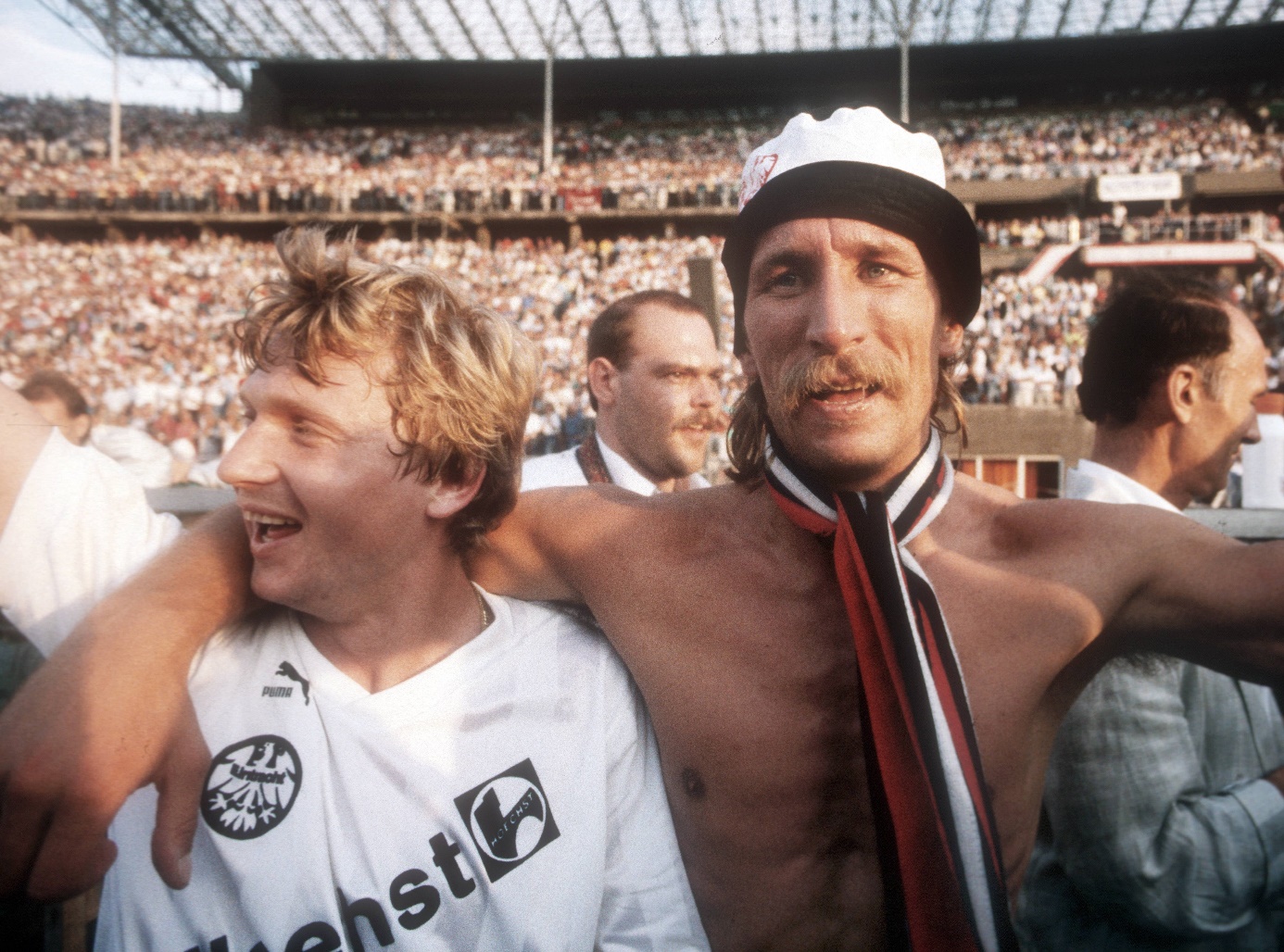 Lajos Detari (l.) und Frank Schulz (r.) bejubeln im Jahr 1988 den Pokalsieg von Eintracht Frankfurt. Foto: Imago Images