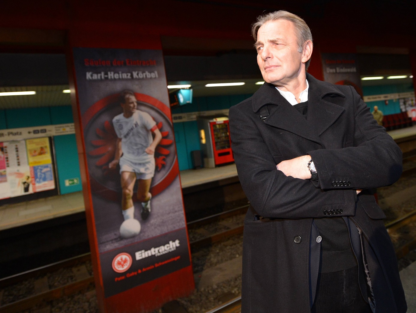 Die Säulen der Eintracht — Charly Körbel posiert am 23.01.2013 vor „seiner“ Säule. Foto: Imago Images