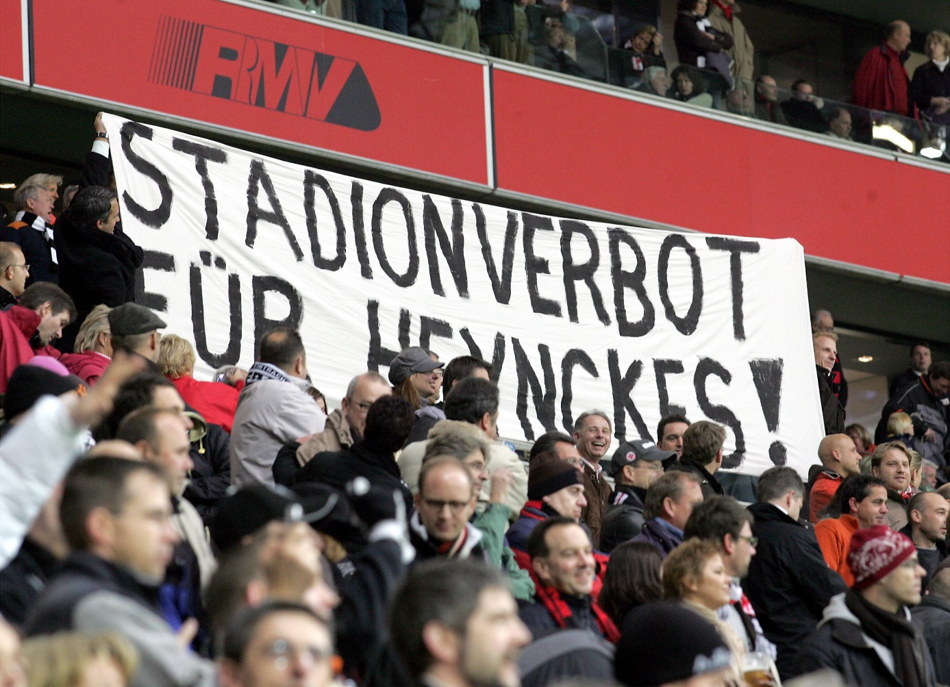 Jupp Heynckes ist weniger beliebt in Frankfurt. Fans machen am 05.11.2006 ihrem Ärger über den Trainer Luft. Foto: Imago Images
